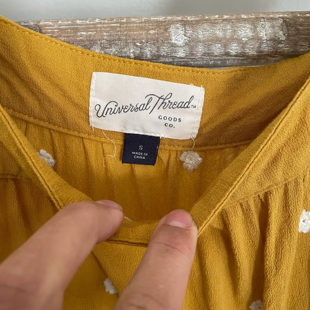 Universal Threads Flutter sleeve top